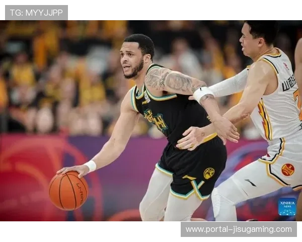 奎因踩广告贴滑倒拉伤，广东外援轮转受挫